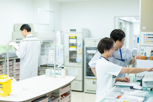 電子カルテを見る看護師