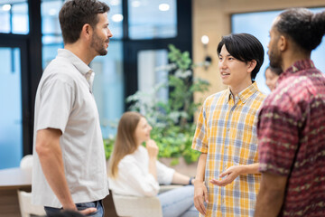 会話をする日本人と外国人グループ