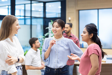 会話をする日本人と外国人グループ