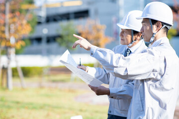 設計図を見る男性