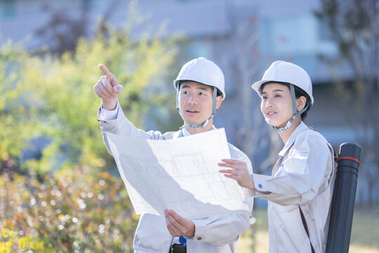 設計図を見る男性と女性