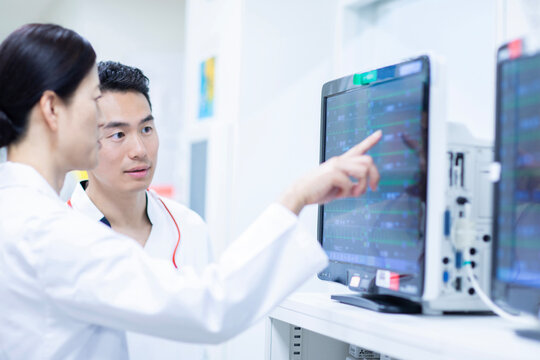 患者の状態を確認する医師と看護師
