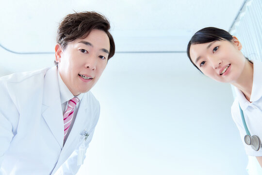 患者を覗き込む医師と看護師