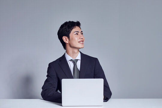 スーツを着たビジネスマンとノートパソコン