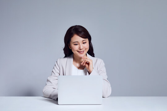 スーツを着た女性とノートパソコン