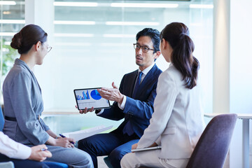 オフィスで会議をするビジネスマンとビジネスウーマン