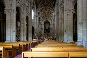 Intérieur de la basilique de Sainte-Anne-d'Auray, important lieu de pèlerinage pour les catholiques.