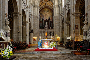 L'autel de la cathédrale de Saint-Anne d'Auray
