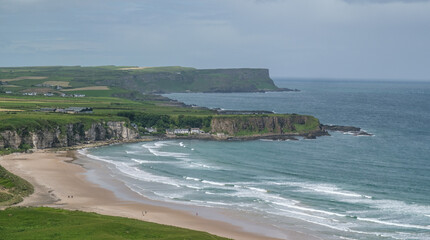 Blick auf Strand und Steilküste an der Coastal Causeway route in Nordirland in Antrim