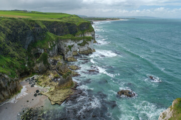 Blick von Dunluce Castle auf die Küste mit den Kalkformationein in Nordirland