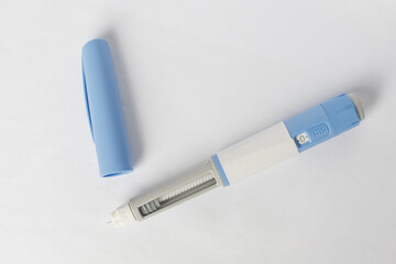Obraz premium Injectors or dosing pen for subcutaneous injection of antidiabetic medication or anti-obesity medication hovering on white background
