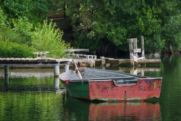 Obraz premium LANDSCAPE BY THE LAKE - Small old rowing boat on the lake