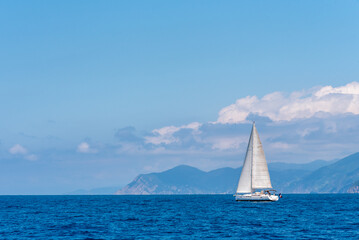 Obraz premium Sailing boat at an open sea