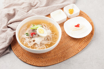 A food made by cutting cucumbers into small pieces, pickling them in salt or soy sauce, adding them to cold soup, and adding green onions, vinegar, sugar, and red pepper powder.