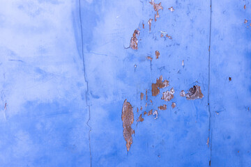 arrière-plan en bois texturé, vieille planche ou porte en bois ancienne avec de la peinture bleue écaillée