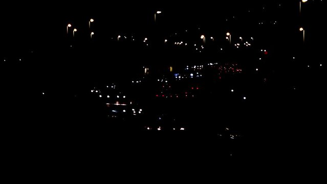 luces de veh&iacute;culos pasando por la autopista, fondo negro. Noche.