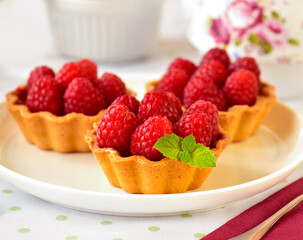 raspberry mini tart (cupcakes) and cup of tea