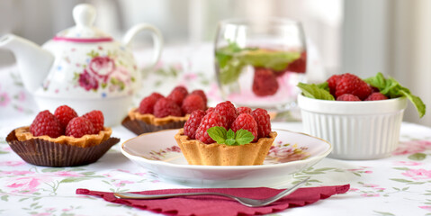 raspberry mini tart (cupcakes) and cup of tea