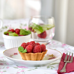 raspberry mini tart (cupcakes) and cup of tea