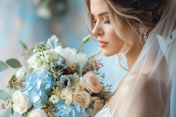 Naklejka premium ブーケに顔を寄せる花嫁