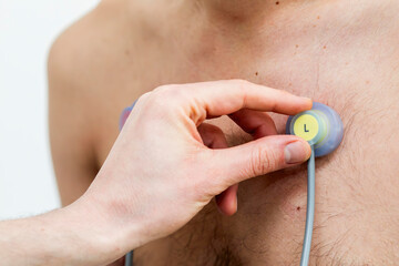 EKG Untersuchung bei einem Arzt, anlegen einer Elektrode