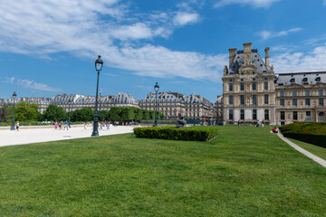 vue du Musée du Louvre à Paris en France