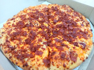 Pizza with salami  It's on a tray ready to be served in a restaurant.