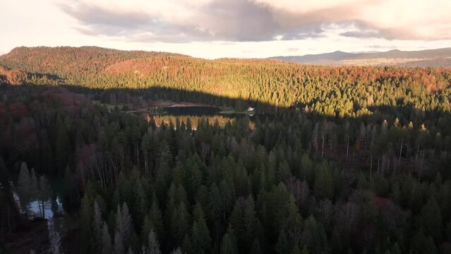 Vue drone du Lac Genin &agrave; Oyonnax (Echallon) dans le d&eacute;partement de l'Ain en temps d'automne