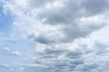 Obraz premium A beautiful blue sky filled with fluffy white clouds on a sunny summer day