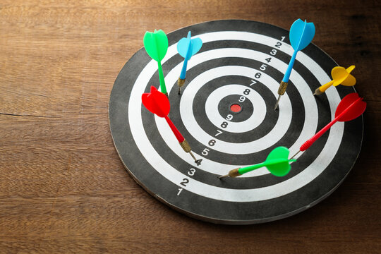 Many darts on the dartboard but not a single one hit on the center of the target, inaccurate concept, missed the main point
