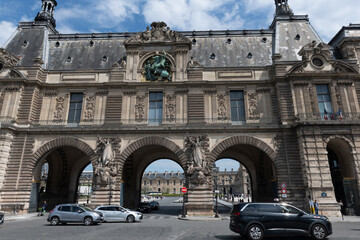 vue de la pyramide du Musée du Louvre à Paris en France
