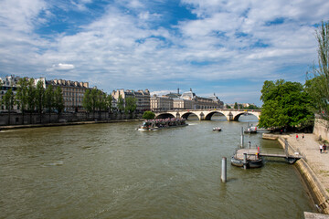 vue du fleuve la Seine qui traverse Paris au niveau du Musée du Louvre en France
