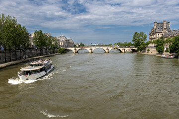 vue du fleuve la Seine qui traverse Paris au niveau du Musée du Louvre en France