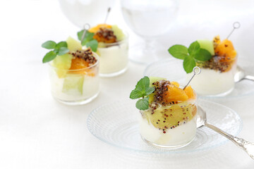 キヌアとフルーツをトッピングしたヨーグルト