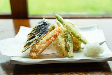 美味しそうに揚がった野菜の天ぷら