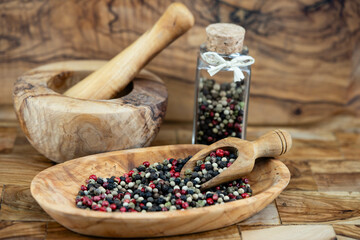 Pfefferkörner Piper nigrum auf Olivenholz