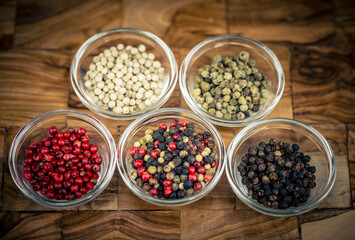 Pfefferkörner Piper nigrum auf Olivenholz