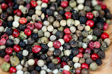 Pfefferkörner Piper nigrum auf Olivenholz