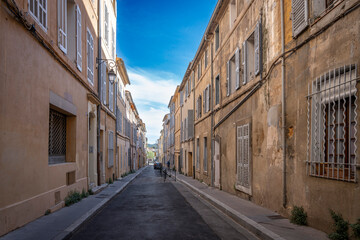 Obraz premium Aix-En-Provence, France - 04 20 2023: View of a typical street in a village in Provence 