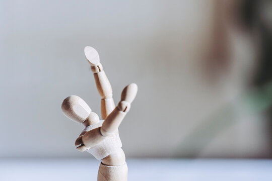 Mannequin en bois pour apprendre &agrave; dessiner le corps humain en position de mouvement	
