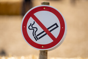 Rauchen verboten Schild geschraubt an Holz Pfeiler, Rauchfrei Symbol