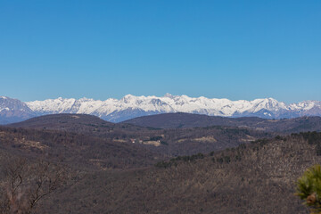 inquadratura dettagliata frontale, dalla cima di un monte verso alte colline e catene montuose...