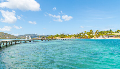 Ponton en bois de la plage des boucaniers à la Pointe Marin à Sainte Anne, Martinique, Antilles Françaises.	