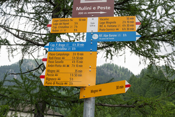 Wanderwegweiser im Maggiatal, Kanton Tessin, Schweiz,