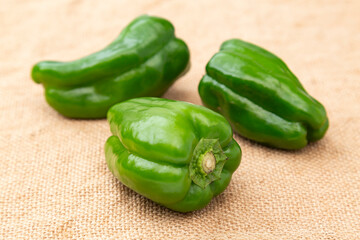 麻の布にピーマン