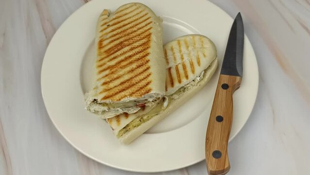 sandwich panini coup&eacute; en deux dans une assiette
