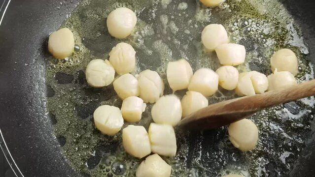 noix de Saint-Jacques en cuisson dans une po&ecirc;le
