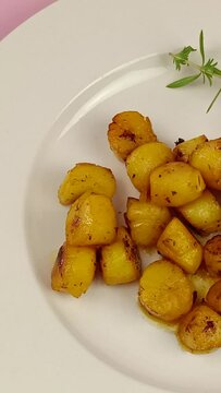tas de saint-jacques cuisin&eacute;s au safran dans une assiette