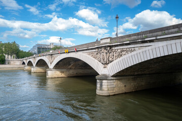 Fototapeta premium un pont sur la Seine au niveau de Bercy à Paris en France