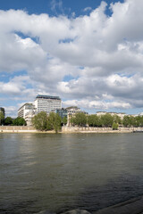 Obraz premium vue des quais de Seine au niveau de l'île de la Cité dans le centre de Paris en France